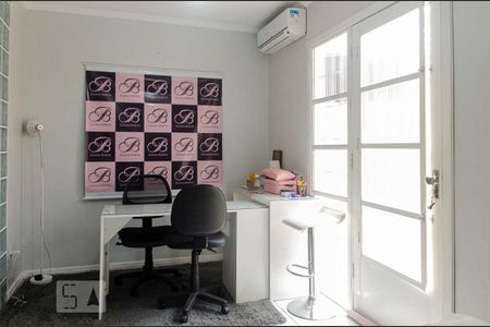 Casa à venda com 200m², 4 quartos e 4 vagasEscritório