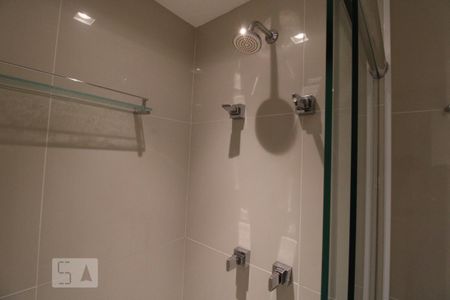 Apartamento para alugar com 58m², 1 quarto e 2 vagasChuveiro banheiro da suite