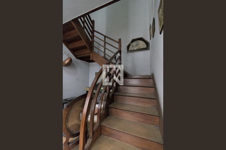 Casa à venda com 210m², 3 quartos e 6 vagasEscada