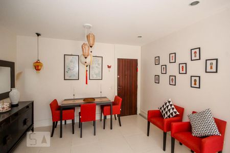 Sala de Apartamento com 2 quartos, 77m² Copacabana