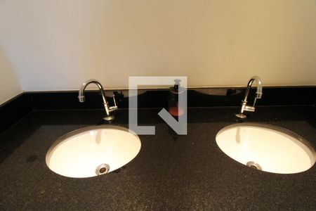 Casa à venda com 211m², 4 quartos e 2 vagasPia banheiro da suíte 2 e 3