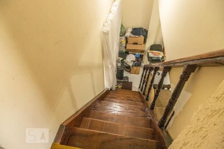 Casa à venda com 220m², 3 quartos e 2 vagas Casa à venda com 220m², 3 quartos e 2 vagasEscada