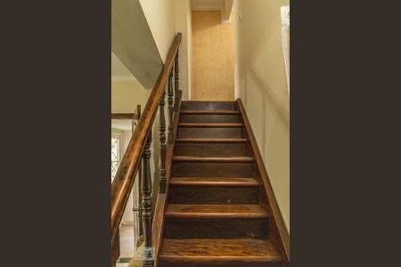 Casa à venda com 220m², 3 quartos e 2 vagas Casa à venda com 220m², 3 quartos e 2 vagasEscada