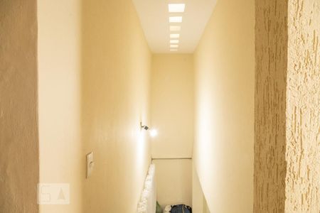 Casa à venda com 220m², 3 quartos e 2 vagas Casa à venda com 220m², 3 quartos e 2 vagasEscada