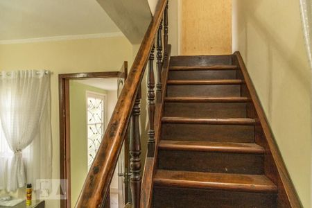 Casa à venda com 220m², 3 quartos e 2 vagas Casa à venda com 220m², 3 quartos e 2 vagasEscada