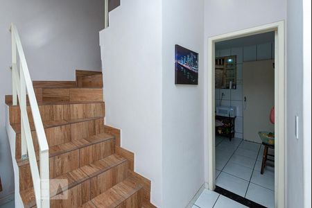 Escada de casa de condomínio para alugar com 4 quartos, 90m² em Dona Clara, Belo Horizonte