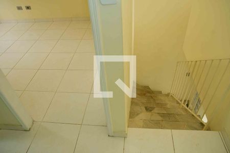 Casa de condomínio para alugar com 85m², 3 quartos e 2 vagasEscada