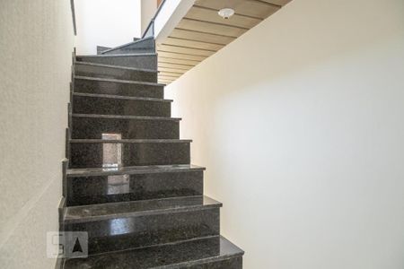 Casa à venda com 110m², 3 quartos e 2 vagasEscada