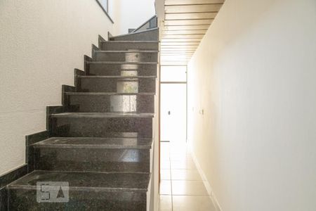Casa à venda com 110m², 3 quartos e 2 vagasEscada