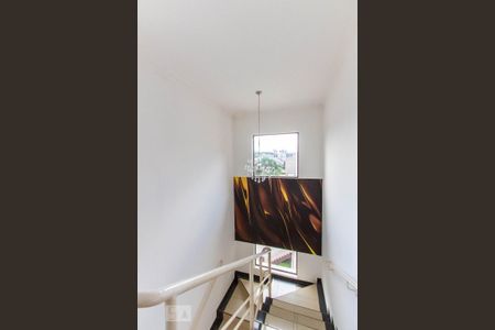 Casa de condomínio para alugar com 500m², 4 quartos e 4 vagas Casa de condomínio para alugar com 500m², 4 quartos e 4 vagasEscada de Acesso as Suítes