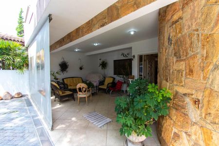 Casa de condomínio para alugar com 500m², 4 quartos e 4 vagas Casa de condomínio para alugar com 500m², 4 quartos e 4 vagasEntrada