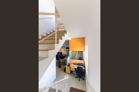 Casa de condomínio para alugar com 500m², 4 quartos e 4 vagas Casa de condomínio para alugar com 500m², 4 quartos e 4 vagasEscada de acesso as Suítes e Piscina
