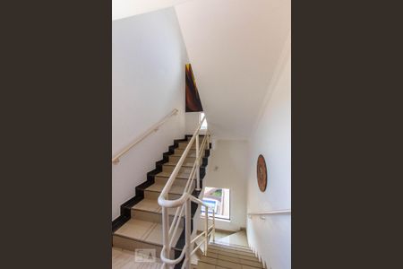 Casa de condomínio para alugar com 500m², 4 quartos e 4 vagas Casa de condomínio para alugar com 500m², 4 quartos e 4 vagasEscada de acesso as Suítes e Piscina
