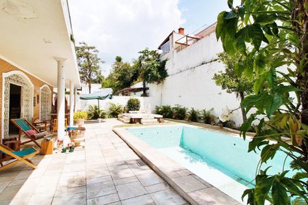 Casa à venda com 450m², 5 quartos e 6 vagas Casa à venda com 450m², 5 quartos e 6 vagasÁrea Externa