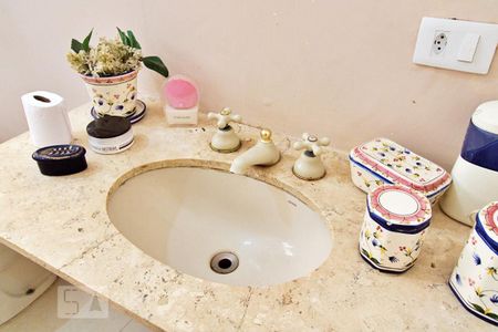 Casa à venda com 450m², 5 quartos e 6 vagas Casa à venda com 450m², 5 quartos e 6 vagasBanheiro da Suíte