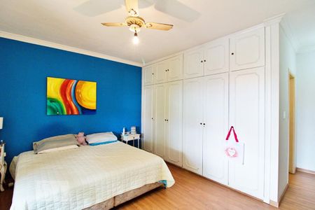 Casa à venda com 450m², 5 quartos e 6 vagas Casa à venda com 450m², 5 quartos e 6 vagasSuíte