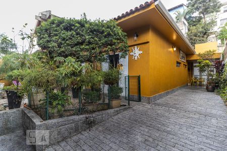 Casa à venda com 400m², 3 quartos e 2 vagas Casa à venda com 400m², 3 quartos e 2 vagasFachada