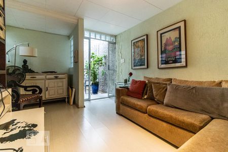 Casa à venda com 400m², 3 quartos e 2 vagas Casa à venda com 400m², 3 quartos e 2 vagasSala de TV