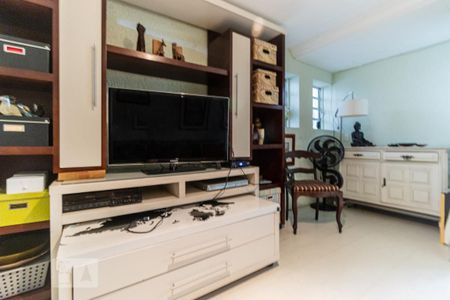 Casa à venda com 400m², 3 quartos e 2 vagas Casa à venda com 400m², 3 quartos e 2 vagasSala de TV