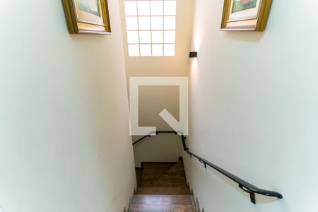 Casa à venda com 125m², 3 quartos e 2 vagas Casa à venda com 125m², 3 quartos e 2 vagasEscada