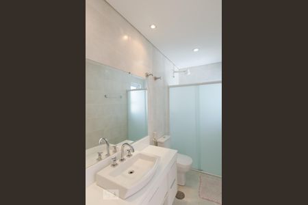 Casa de condomínio para alugar com 482m², 4 quartos e 6 vagasBanheiro da suíte 4