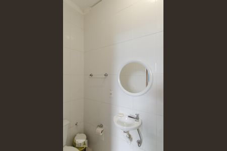 Casa de condomínio para alugar com 482m², 4 quartos e 6 vagasBanheiro de serviço