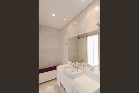 Casa de condomínio para alugar com 482m², 4 quartos e 6 vagasBanheiro da suíte 4