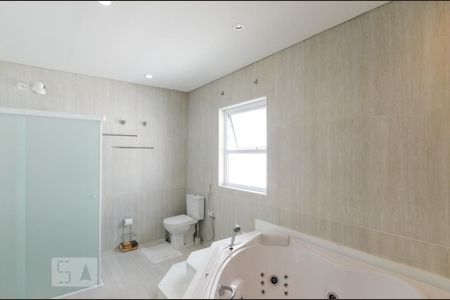 Casa de condomínio para alugar com 482m², 4 quartos e 6 vagasBanheiro da suíte 2