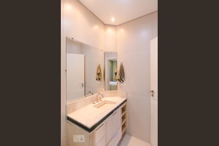 Casa de condomínio para alugar com 482m², 4 quartos e 6 vagasBanheiro da suíte 1