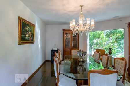 Casa à venda com 456m², 4 quartos e 4 vagasSala