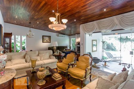 Casa à venda com 456m², 4 quartos e 4 vagasSala