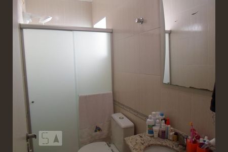 Casa à venda com 220m², 3 quartos e 2 vagas Casa à venda com 220m², 3 quartos e 2 vagasBanheiro