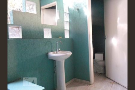 Casa à venda com 220m², 3 quartos e 2 vagas Casa à venda com 220m², 3 quartos e 2 vagasBanheiro