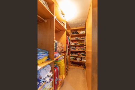 Casa à venda com 550m², 4 quartos e 6 vagasCloset Suíte 1