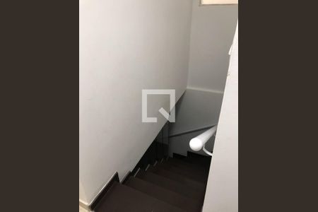 Casa à venda com 180m², 3 quartos e sem vaga Casa à venda com 180m², 3 quartos e sem vagaEscada