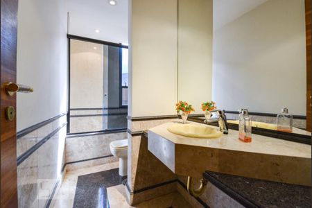 Apartamento à venda com 260m², 4 quartos e 4 vagas Apartamento à venda com 260m², 4 quartos e 4 vagasBanheiro