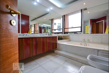 Apartamento à venda com 260m², 4 quartos e 4 vagas Apartamento à venda com 260m², 4 quartos e 4 vagasBanheiro