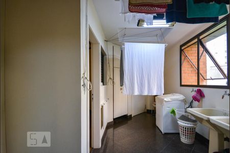 Apartamento à venda com 260m², 4 quartos e 4 vagas Apartamento à venda com 260m², 4 quartos e 4 vagasLavanderia