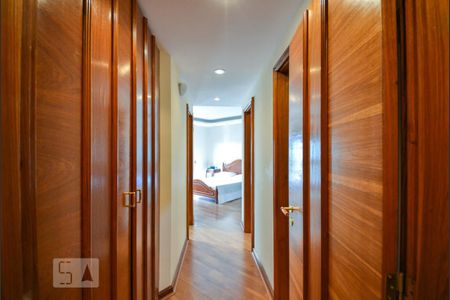 Apartamento à venda com 260m², 4 quartos e 4 vagas Apartamento à venda com 260m², 4 quartos e 4 vagasCorredor