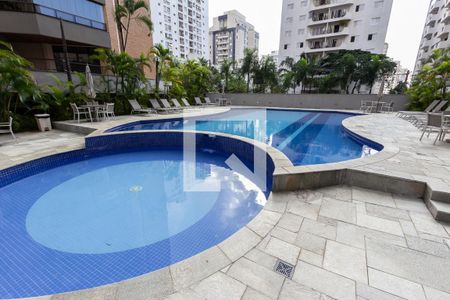Apartamento à venda com 250m², 3 quartos e 4 vagas Apartamento à venda com 250m², 3 quartos e 4 vagasPiscina