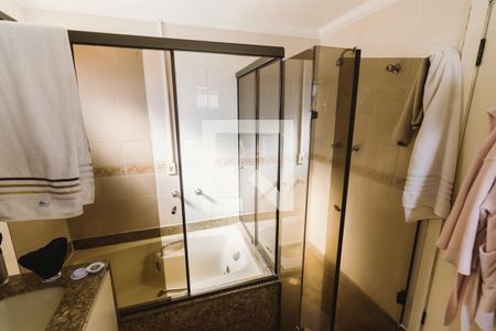 Apartamento à venda com 250m², 3 quartos e 4 vagas Apartamento à venda com 250m², 3 quartos e 4 vagasBanheiro da Suíte 1