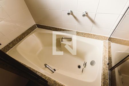 Apartamento à venda com 250m², 3 quartos e 4 vagas Apartamento à venda com 250m², 3 quartos e 4 vagasBanheiro da Suíte 1 Chuveiro