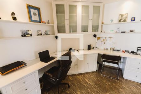 Apartamento à venda com 250m², 3 quartos e 4 vagas Apartamento à venda com 250m², 3 quartos e 4 vagasEscritório