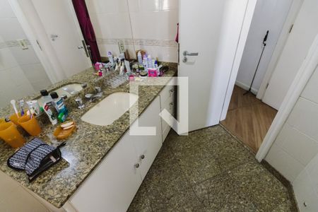 Apartamento à venda com 250m², 3 quartos e 4 vagas Apartamento à venda com 250m², 3 quartos e 4 vagasBanheiro da Suíte 2