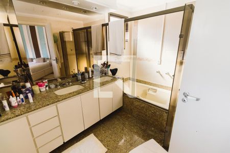 Apartamento à venda com 250m², 3 quartos e 4 vagas Apartamento à venda com 250m², 3 quartos e 4 vagasBanheiro da Suíte 1