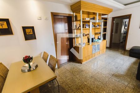 Apartamento à venda com 250m², 3 quartos e 4 vagas Apartamento à venda com 250m², 3 quartos e 4 vagasSala 2