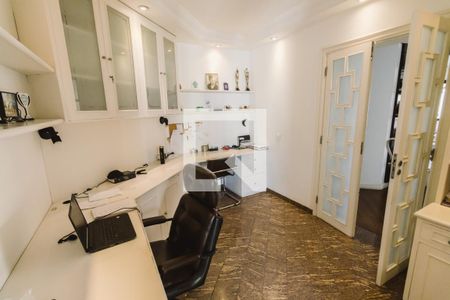 Apartamento à venda com 250m², 3 quartos e 4 vagas Apartamento à venda com 250m², 3 quartos e 4 vagasEscritório