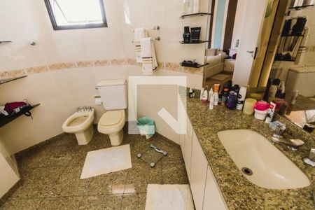 Apartamento à venda com 250m², 3 quartos e 4 vagas Apartamento à venda com 250m², 3 quartos e 4 vagasBanheiro da Suíte 1