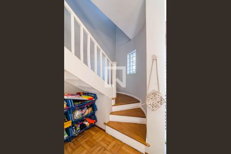 Casa à venda com 170m², 2 quartos e 1 vagaEscada