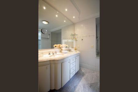 Apartamento à venda com 200m², 3 quartos e 4 vagas Apartamento à venda com 200m², 3 quartos e 4 vagasBanheiro da Suíte 2